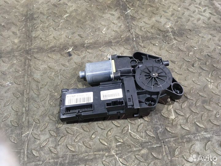 Моторчик стеклоподъемника передний левый