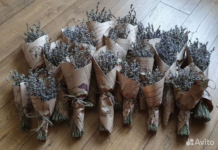 Сухоцветы лаванды в упаковочный бумаге
