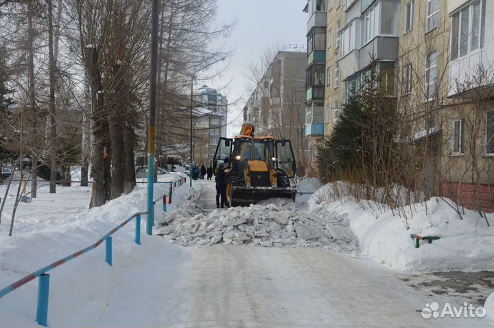 Уборка снега трактором