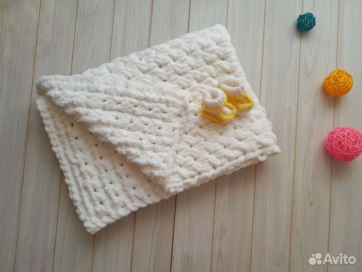 Плед ручной вязки с пинетками для новорожденного