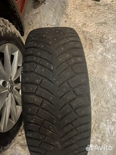 Michelin X-Ice North 4 215/55 R17