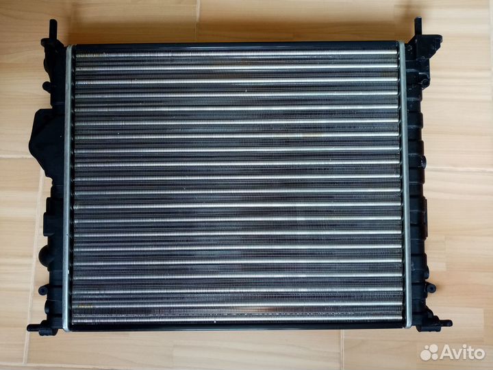 Радиатор охлаждения renault Logan без кондиционера