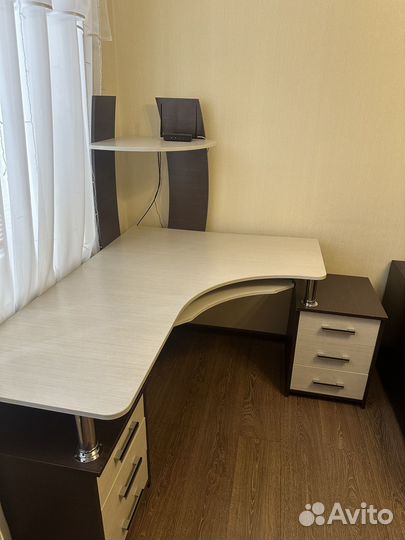 Угловой письменный стол