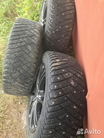 Goodyear UltraGrip 215/55 R17 98T