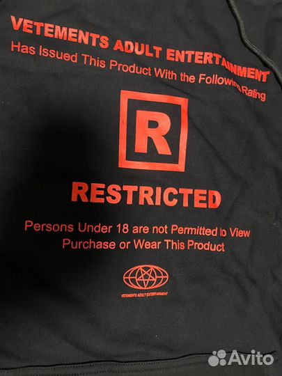 Худи Vetements Restricted на руках