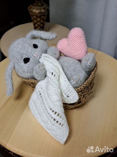 Зайчик вязаный игрушка с сердечком ручной работы