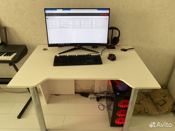 Стол компьютерный игровой