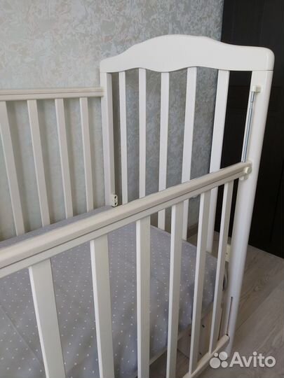 Детская кроватка с маятником