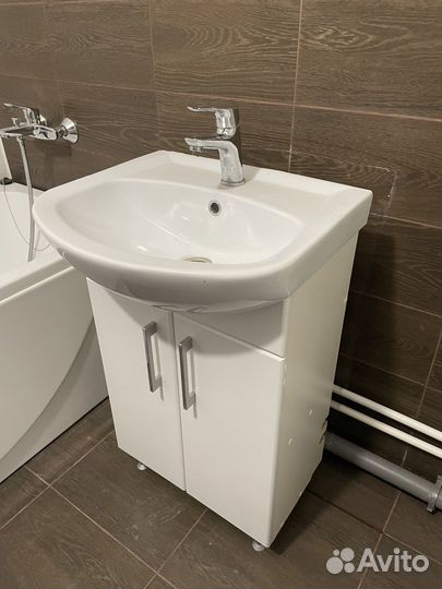 Тумба и раковина в ванную со смесителем