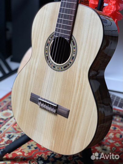 Классическая гитара кремона