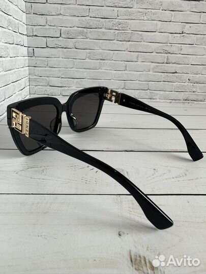 Солнцезащитные очки Fendi
