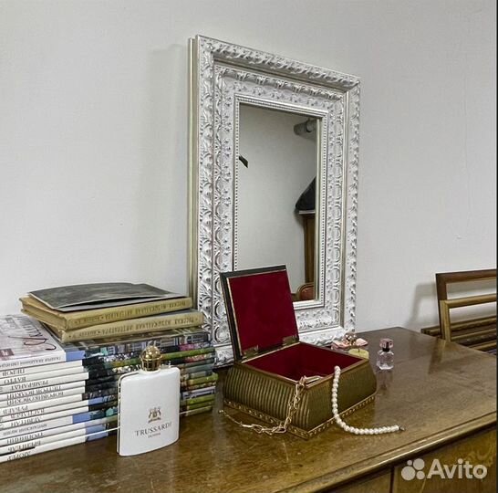 Зеркало в белой классической раме