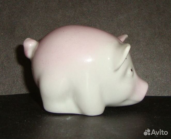 Фарфоровая статуэтка. Свинка, поросёнок. Рига.(2)