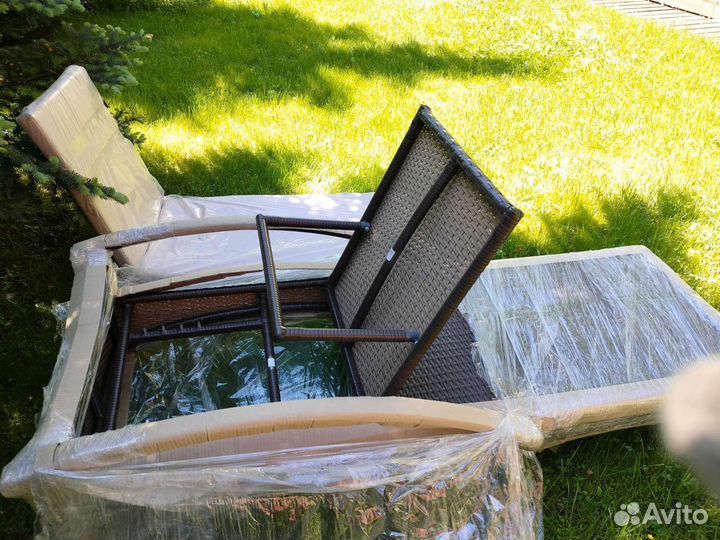 Шезлонг из искуственного ротанга типа лежак