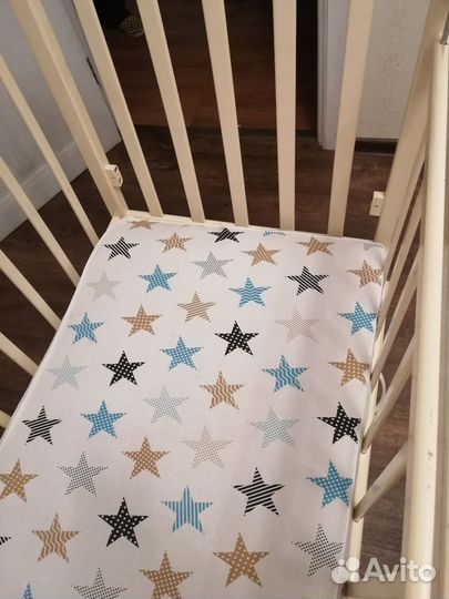 Детская кроватка с маятником и ящиком