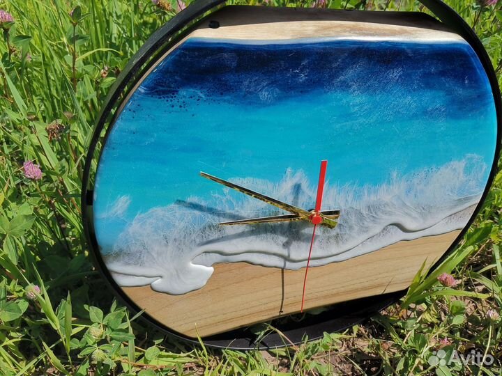 Настенные часы из слэба ореха с волнами