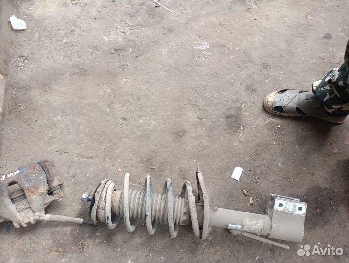 Передняя левая стойка Peugeot 308