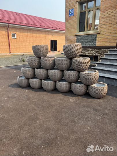 Кашпо из искусственного ротанга