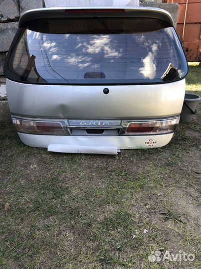 Крышка багажника toyota gaia