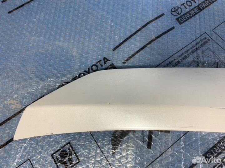 Накладка крышки багажника Toyota Rav4 XA40 2012