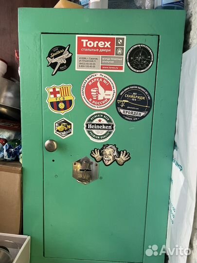 Железный сейф на замке