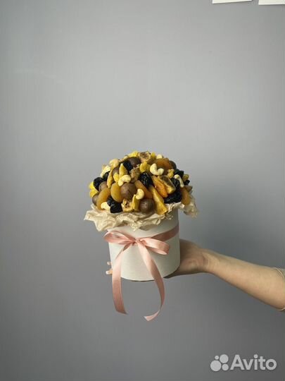 Шляпная коробочка с орехами и сухофруктами