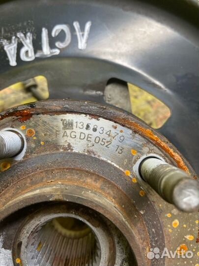 Поворотный кулак передний правый Opel Astra J