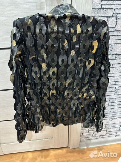 Летняя накидка на молнии из кусочков нат кожи 46