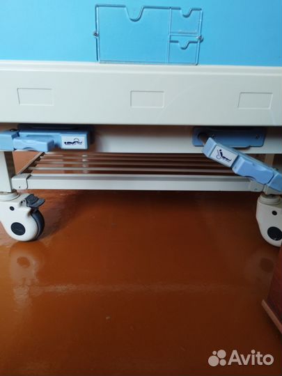 Кровать с подъемным механизмом и матрасом