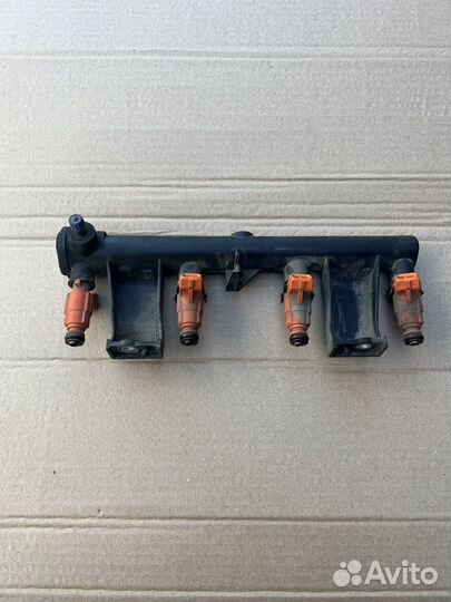 Топливная рампа с форсунками Peugeot 307