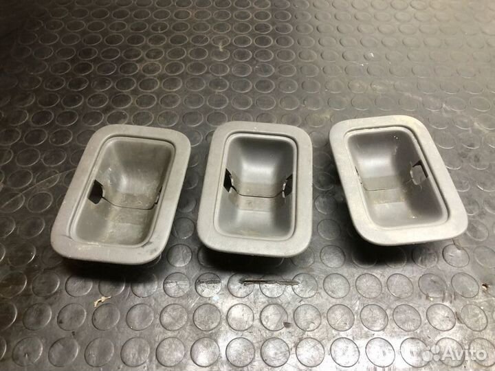 Крышка петли сиденья Toyota Land Cruiser 200