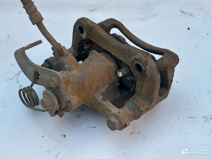 Суппорт задний левый правый Kia Rio 3 Hyundai Sola