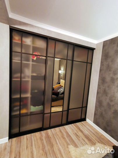 Двери купе с бронзовым матовым стеклом и зеркалом