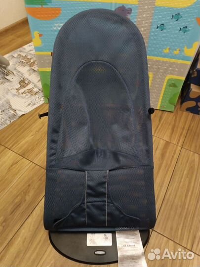 Детский шезлонг babybjorn с игрушкой