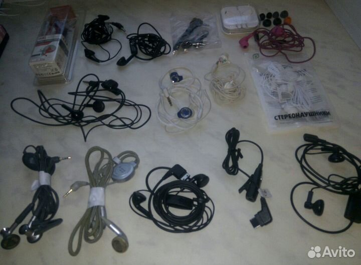 Много наушников и проводов