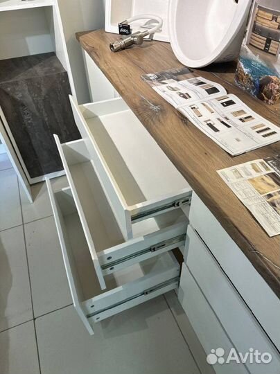 Кухня белая 220 см. В наличии
