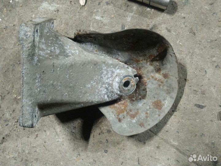 Кронштейн опоры двигателя мерседес w202