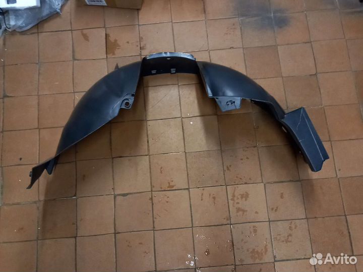 Подкрылок передний Renault Sandero