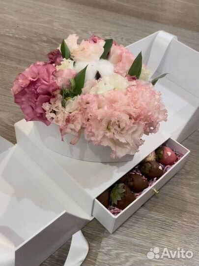 Шкатулка с клубникой в шоколаде и цветами