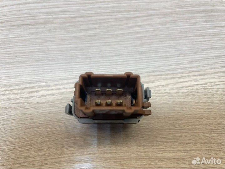 Кнопка парктроника Nissan Terrano