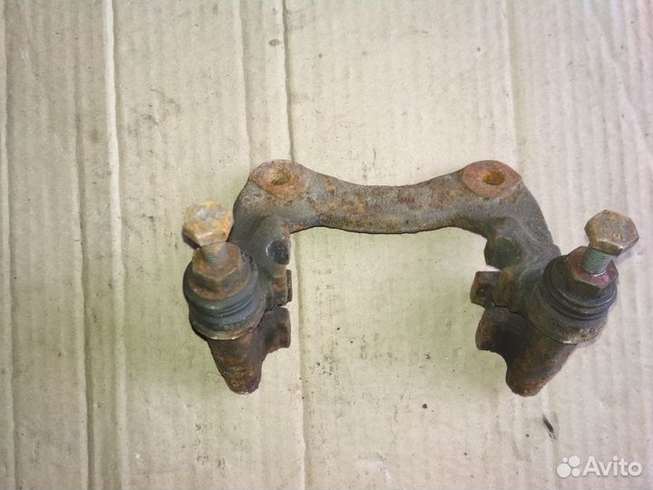 Скоба заднего суппорта Audi A6 C4 100 C4