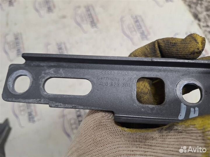 Петля капота левая Audi Q7 2005