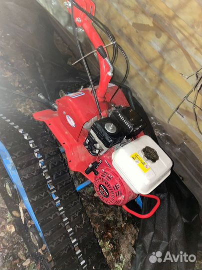 Мотоблок на гусеницах с санями на лыжах