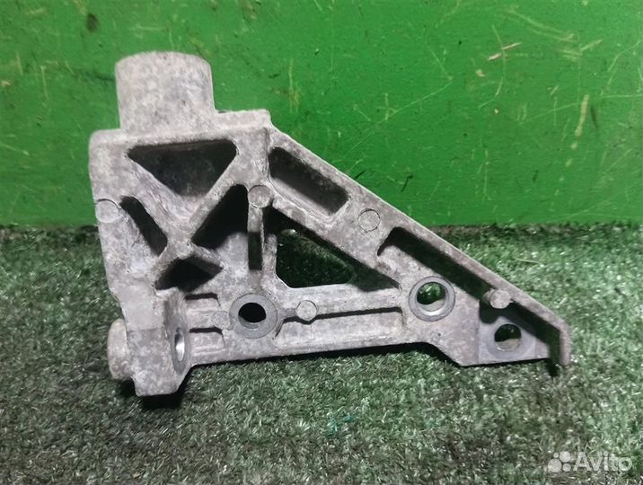 Кронштейн опоры двигателя правый Chrysler PT Crui