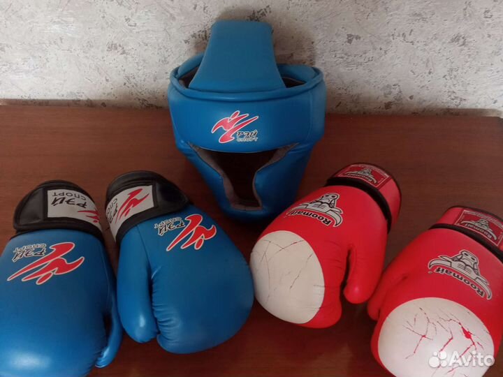 Перчатки и шлем