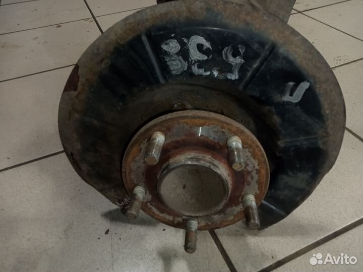 Задний кулак в сборе со ступицей левый Мазда 3 бк