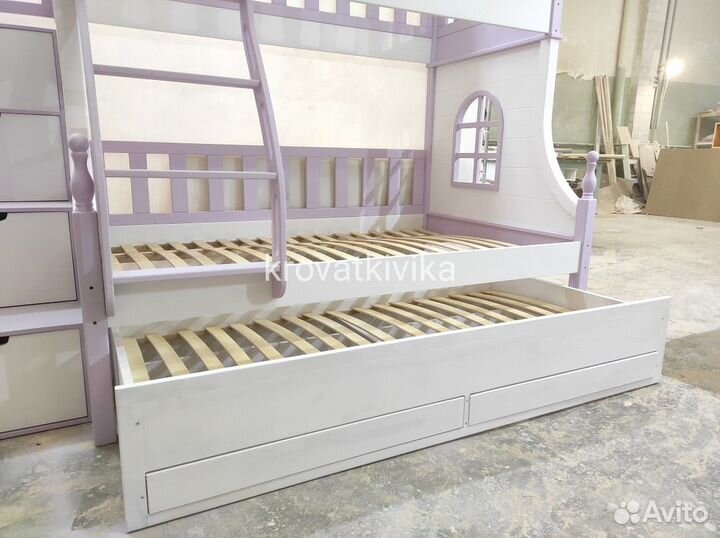 Двухъярусная кровать домик с лестницей комодом