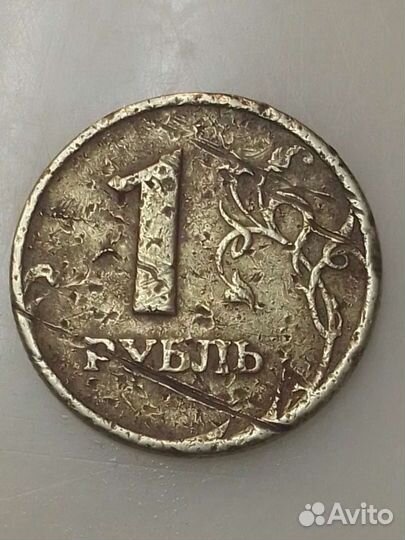Монета 1 рубль с браком