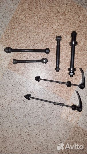 Ось велосипедного колеса