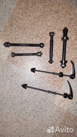 Ось велосипедного колеса